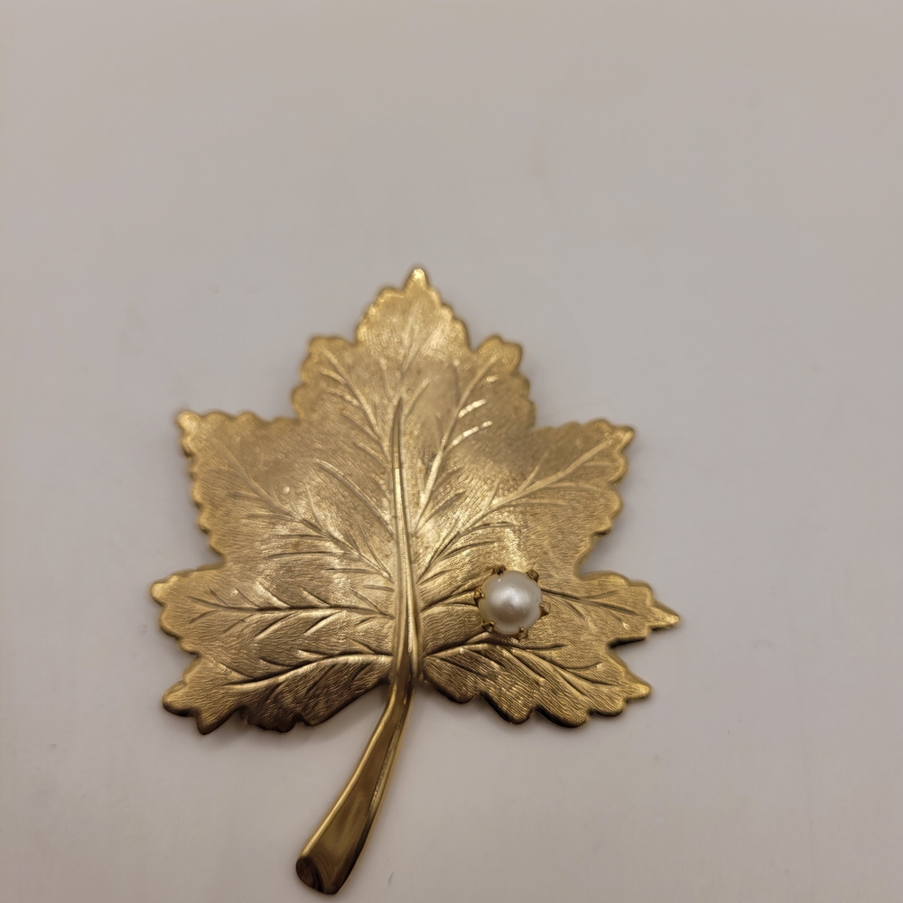 Vintage Maple Leaf Brooch Pin Gold Tone Setting Faux Pearl Signed Sarah Coventry